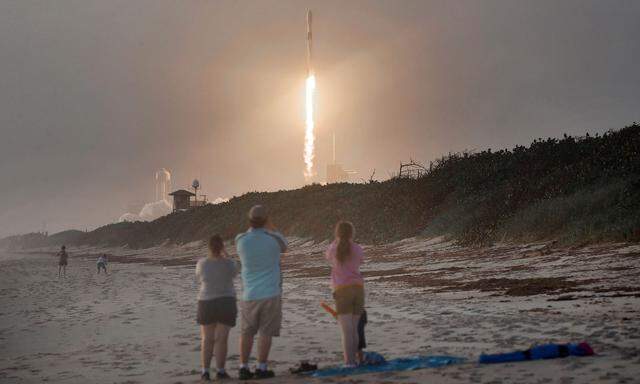 Elon Musks SpaceX-Konzern schießt auf einer Trägerrakete einen weiteren Satelliten in den Weltraum.