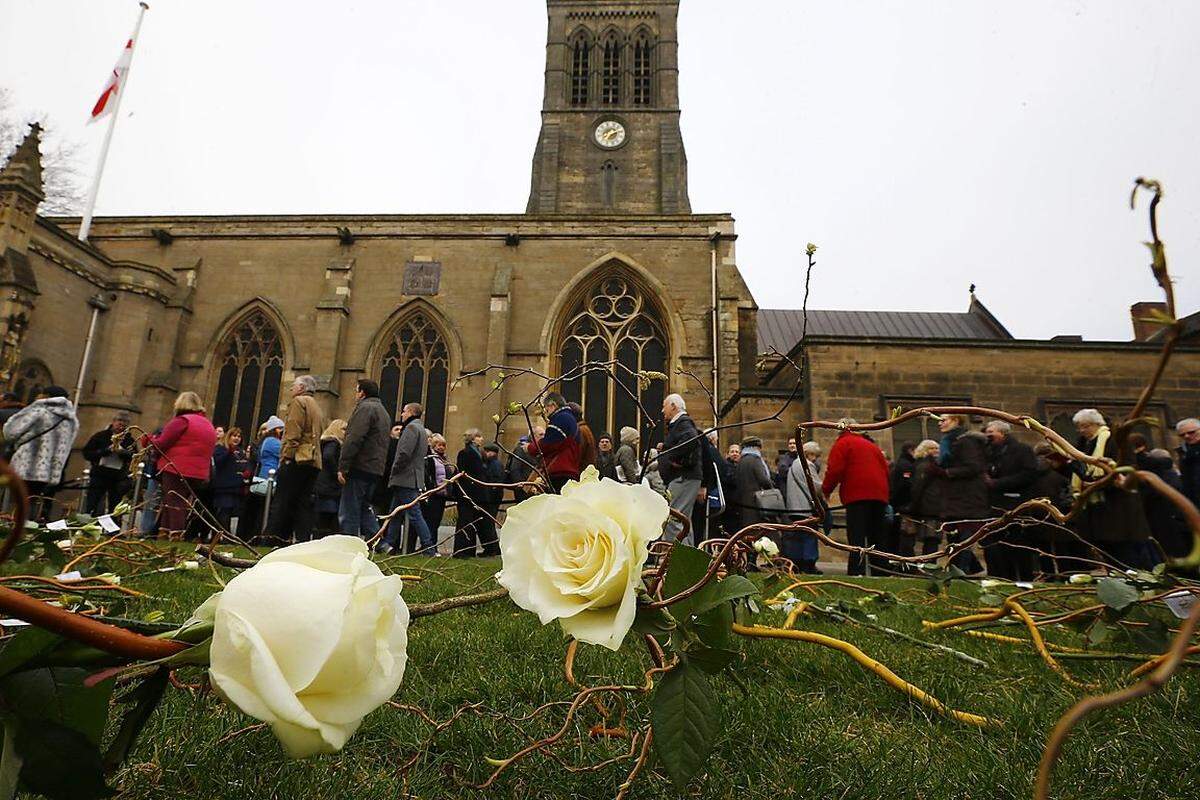 Ein Detail am Rande: In ganz Leicester finden sich anlässlich des Begräbnisses weiße Rosen, die das Kennzeichen des Hauses York, dem Richard abstammte, darstellen.(hell)