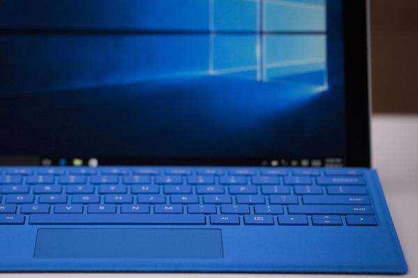 Das erste Surface von Microsoft aus dem Jahr 2012 bescherte dem Unternehmen einen Verlust von über 900 Millionen Dollar. Dennoch wollte man die Entwicklung nicht aufgeben und präsentierte nun drei Jahre später die vierte Generation und ein Surface Book, das nicht nur als Laptop verstanden werden kann.