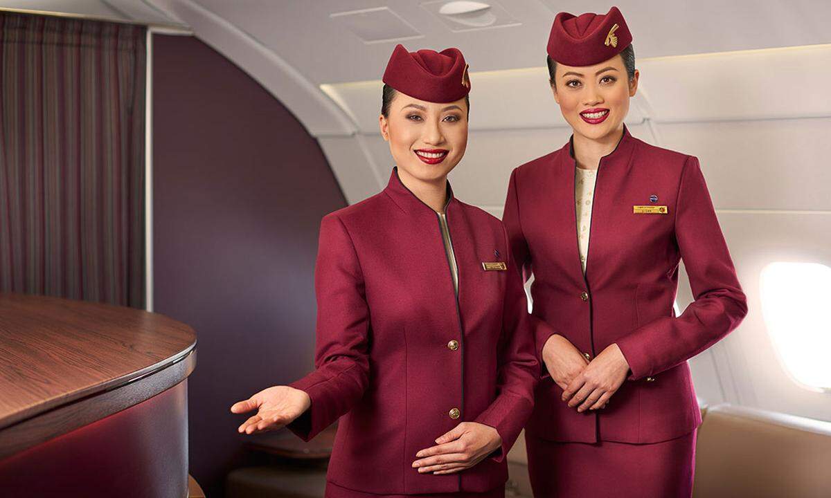 In elegantem Rot fliegt man bei Qatar Airways.