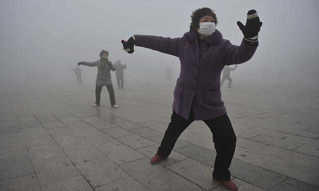 In Fuyang gehgen diese Damen ihren morgendlichen Übungen nur mit Atemschutzmaske nach.