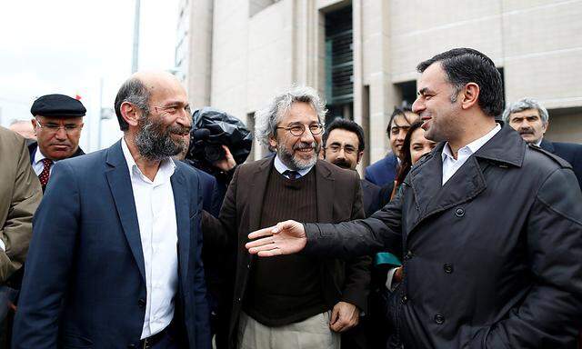 Das Urteil gegen Can Dündar (Mitte) sollte heute verkündet werden. Auf den Journalisten wurde vor dem Gerichtsgebäude geschossen.