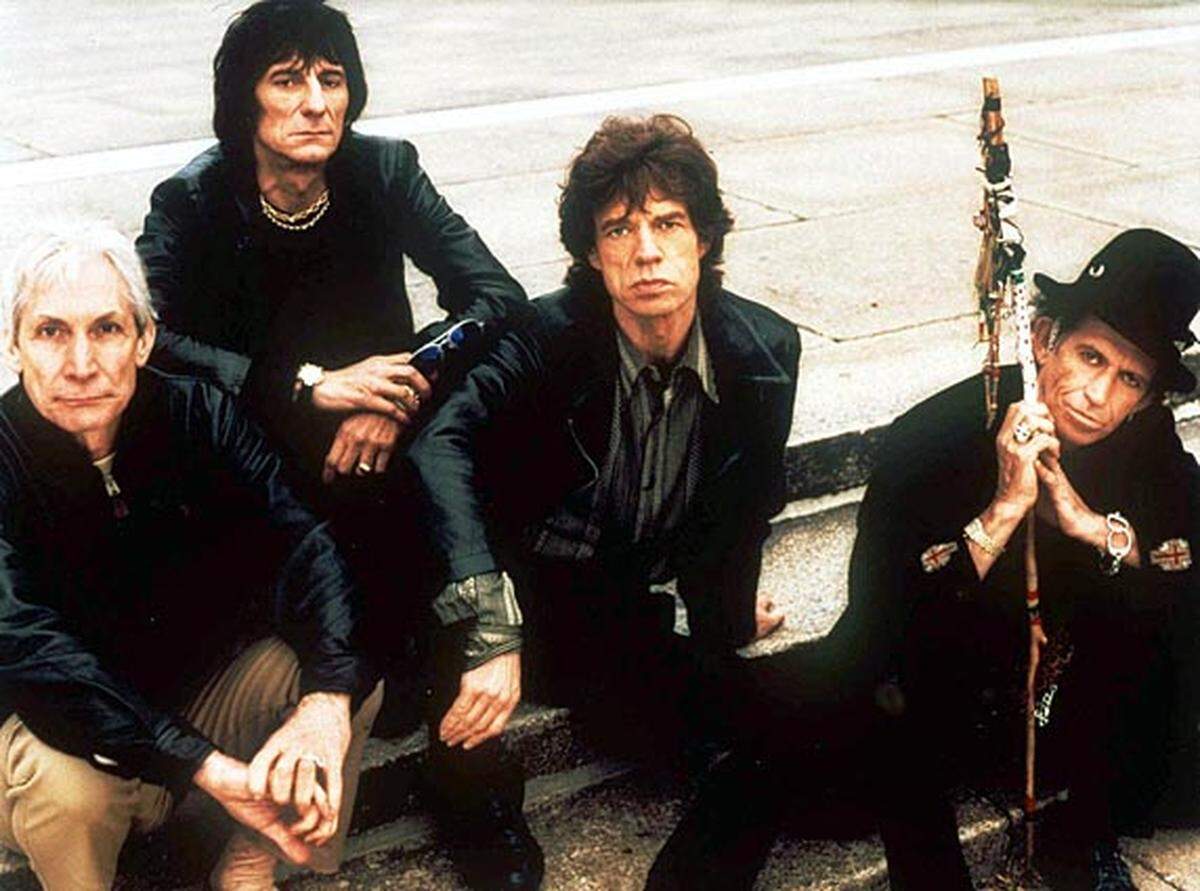 Der Gitarrist war neben Mick Jagger zeitweise die populärste Figur der "Rolling Stones". Wegen seines regelmäßigen Drogenkonsums wurde er zweimal verhaftet. Eine neunmonatige Haftstrafe wandelten die Richter in eine Geldbuße um, weil ein Psychiater ihn als selbstmordgefährdet einstufte. Nur vier Wochen, nachdem er sich von der Band getrennt hatte, wurde er am 4. Juli 1969 tot aus dem Pool seiner Villa in der englischen Stadt Hartford gezogen. Der Asthmakranke war nach einem Drogenexzess ertrunken. Im Bild: Die "Rolling Stones", allerdings schon ohne Brian Jones.