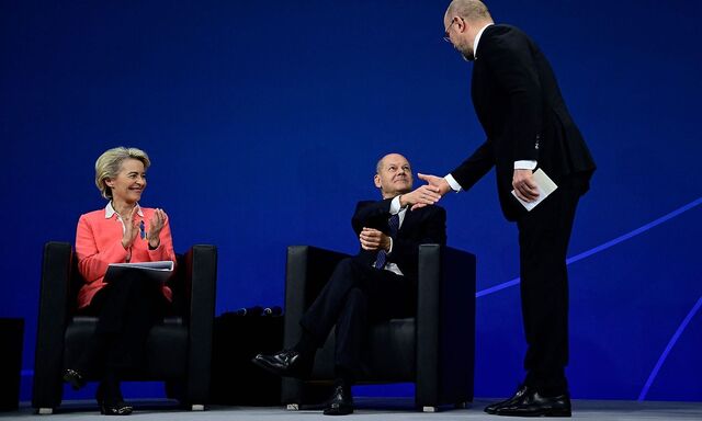 Von der Leyen, Scholz und Schmyhal in Berlin bei der Expertenkonferenz.