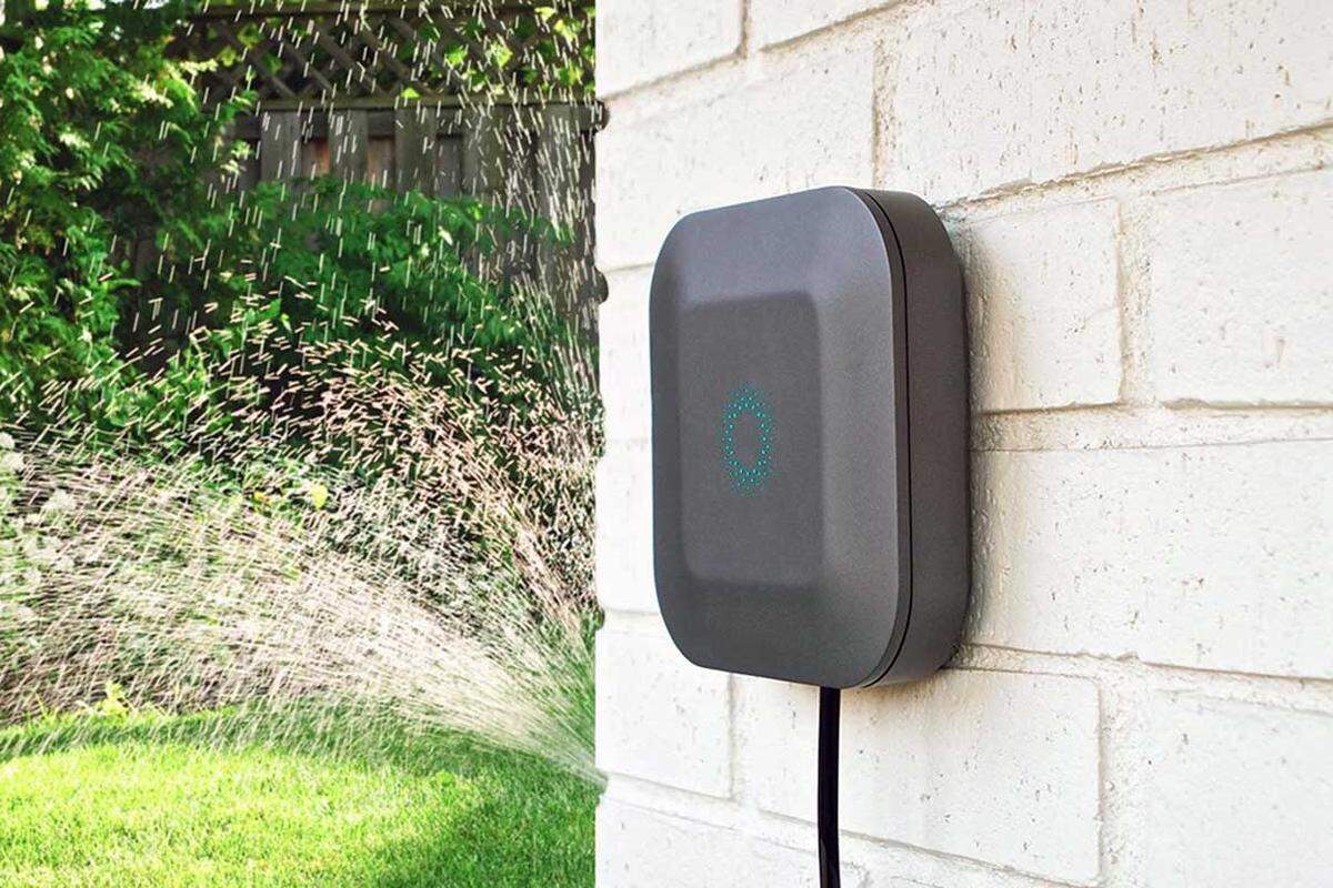 Herkömmliche automatische Bewässerungssysteme haben einen Nachteil: Sie gießen automatisch, egal ob es notwendig ist oder nicht. Eine neue Generation intelligenter Sprinkler wie Skydrop, Iro oder Green IQ verspricht nicht nur grünes Gras, sondern auch sparsamen Umgang mit dem kühlen Nass. Neu am (US-)Markt ist Blossom. Anhand von Wetterdaten aus dem Internet und Angaben über die Pflanzenart weiß das schlaue Kästchen genau, wann und wie viel gegossen werden muss. Das wetterfeste Blossom-System punktet mit einfacher Installation und kann den Stromanschluss als Powerline-Datenbrücke nutzen. www.myblossom.com