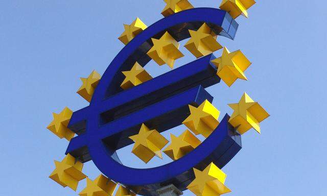 Euro Logo vor der Europaeischen Zentralbank
