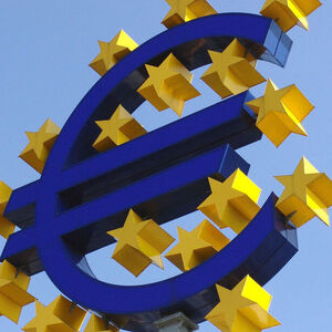Euro Logo vor der Europaeischen Zentralbank