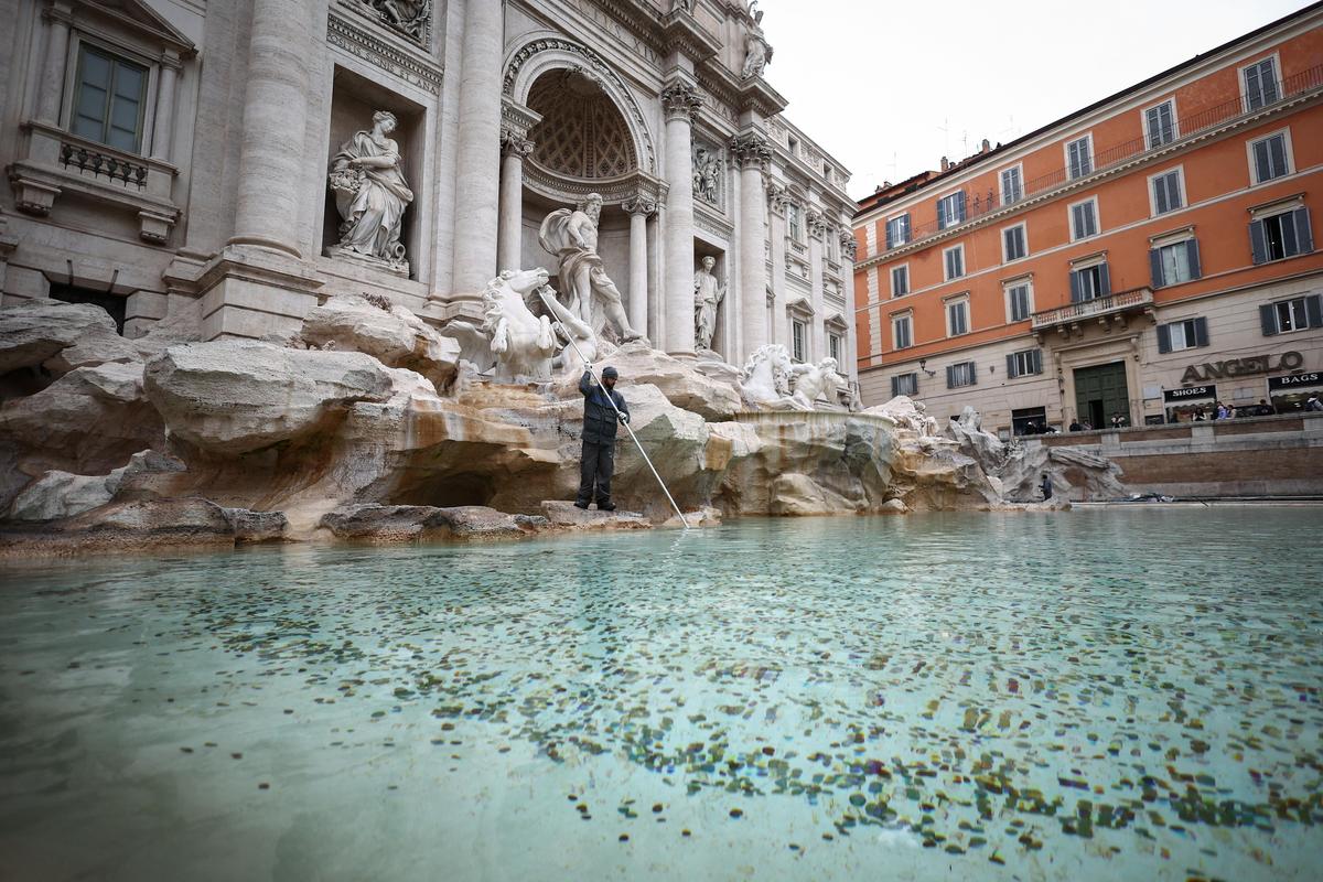 Zwei Mal in der Woche werden die Münzen aus dem Trevi-Brunnen gefischt. 