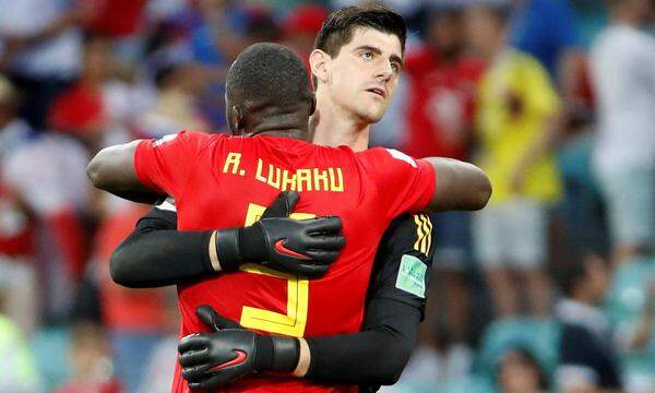 Ein Foto aus besseren Zeiten: Belgien-Stürmer Romelu Lukaku umarmt seinen Tormann Thibaut Courtois.