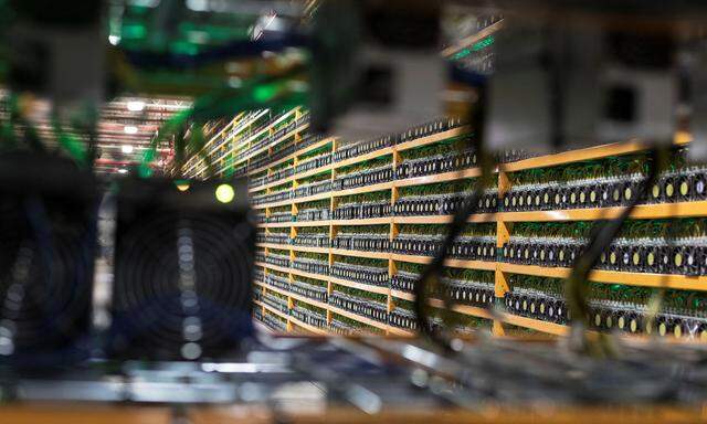 Die Kriminalisten wollen mit wissenschaftlicher Hilfe Handelsströme über Kryptowährungen ins Visier nehmen. In großem Stil werden diese digitalen Zahlungsmittel in speziellen Rechenzentren (im Bild eine kanadische Mining-Farm) „geschürft“.