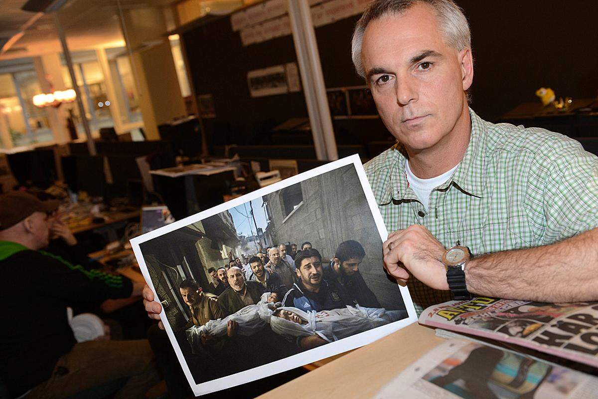Das Foto des Schweden Paul Hansen für die Zeitung "Dagens Nyheter" wurde zum besten Pressefoto 2012 und zum besten Foto der Kategorie Spot News Singles gekürt. Er machte die Aufnahme am 20. November in Gaza Stadt. Es zeigt ...