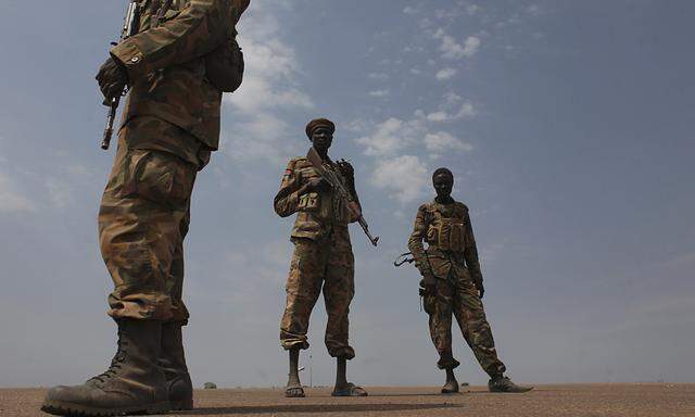 Sudan People´s Liberation Army (SPLA) soldiers guard the airport in Malakal