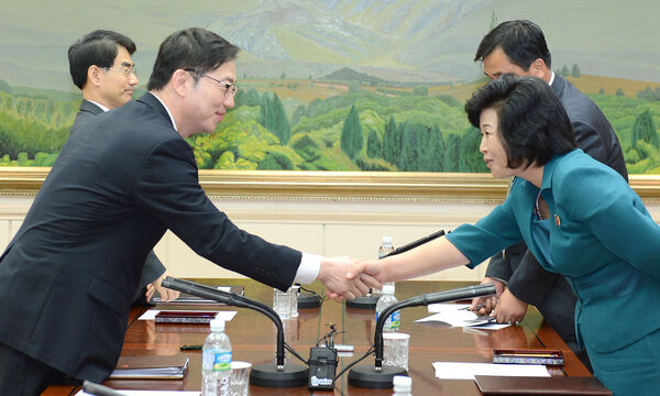 Mit einem Händedruck machten die Delegationsleiter beider Staaten schon zu Beginn ihre Bereitschaft zur Annäherung demonstrativ deutlich