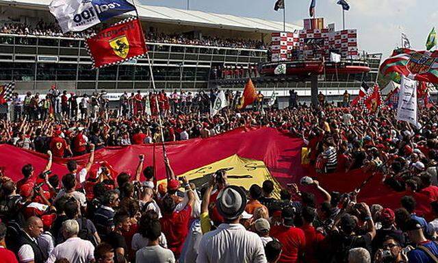 Mit einer gewaltigen Ferrari-Fahne huldigten die Tifosi Alonso