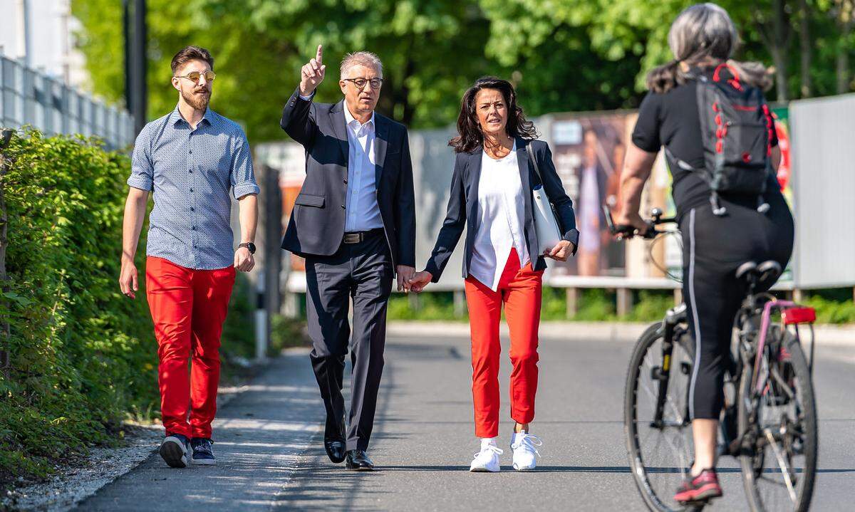 Um Platz zwei hinter der ÖVP rittern SPÖ und FPÖ. Der rote Spitzenkandidat Walter Steidl kam in Begleitung seiner Frau Brigitte und mit seinem Sohn Oliver ins Wahllokal im Bauhof der Landeshauptstadt. Er sei "weder nervös noch aufgeregt", sagte Steidl: "Ich habe keine Angst vor der Zeugnisverteilung."