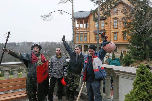 Unübersehbar: Der "Maidan" mit seinen Fantasie-Uniformen ist in die Präsidentenvilla gekommen.