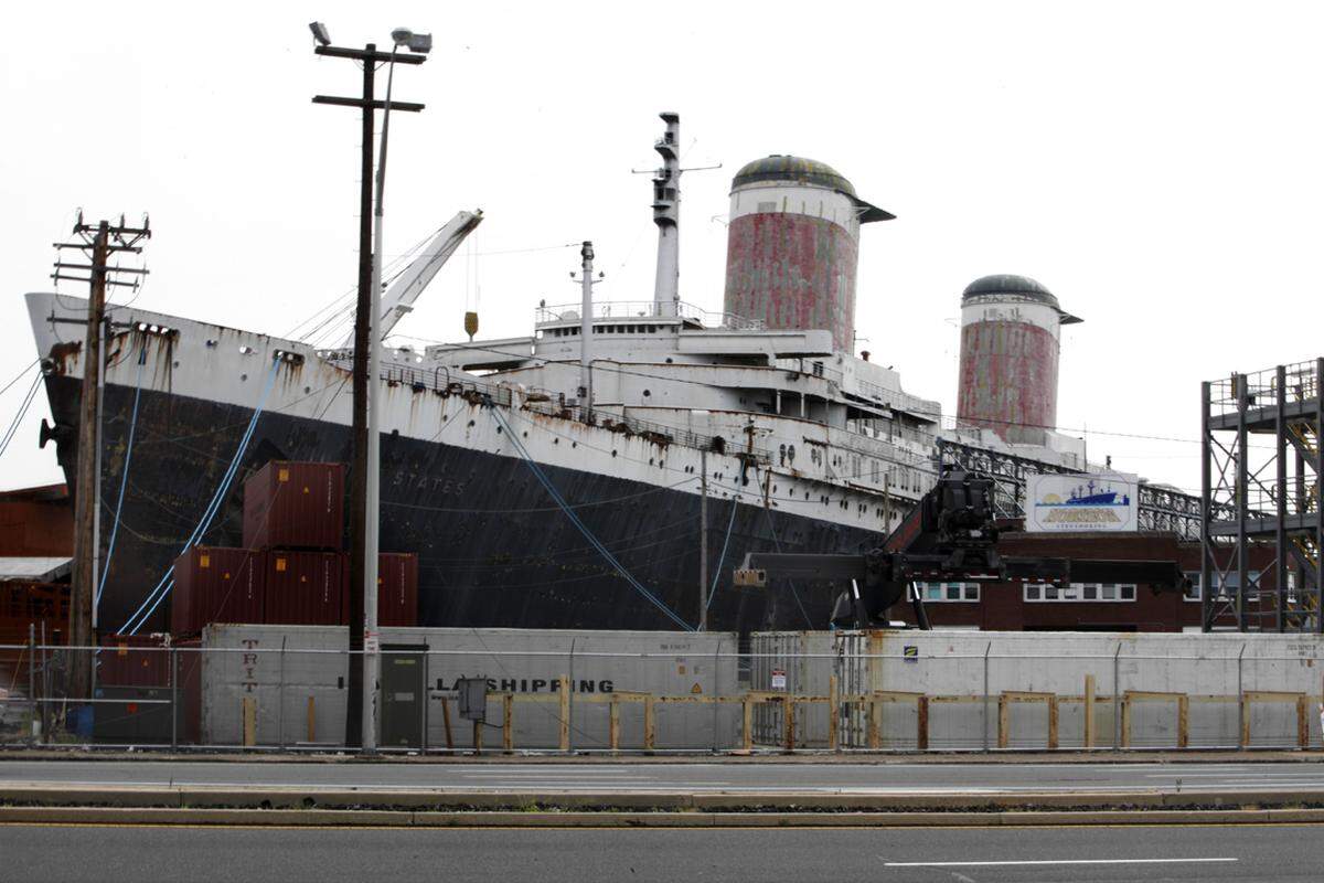 Die Gegenwart der Legende der Hochseefahrt ist derzeit jedoch mehr als trist. Seit 1996 liegt die "SS United States" in Philadelphia am Delaware River und rostet vollständig ausgeräumt vor sich hin.