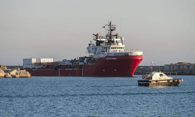 Das Rettungsschiff "Ocean Viking" soll nach stundenlanger Suche am Donnerstag an der Unglücksstelle nordöstlich von Tripolis eingetroffen sein. (Archivbild)