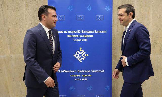 Sie gehen aufeinander zu: Mazedoniens Premier, Zoran Zaev (l.), mit dem griechischen Regierungschef, Alexis Tsipras, hier beim EU-Westbalkan-Gipfel Mitte Mai in Sofia.