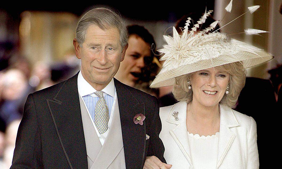 Mit seiner zweiten Frau, Camilla Parker Bowles, fuhr Prinz Charles 2005 erneut nach Balmoral. Diesmal allerdings zur Abwechslung ins Jagdschlösschen des Anwesens, einem laut Charles "einzigartigen Zufluchtsort der Behaglichkeit". Höhepunkte der Freizeitgestaltung sind hier Hirschjagd, Schafezählen und Nachmittagstee.