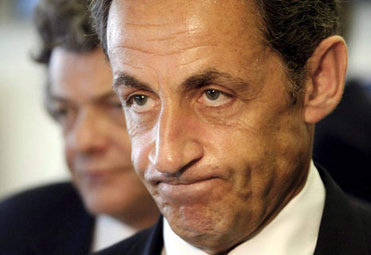 Der französische Präsident Nicolas Sarkozy sagte, die USA seien gebeten worden, mit ihren Satelliten die Suche zu unterstützen. "Die Suche geht solange weiter, wie es nötig ist", sagte ein Regierungssprecher.