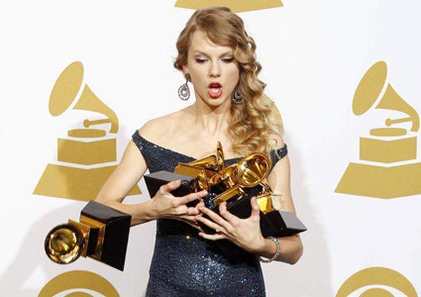 Den Preis für das "Album des Jahres 2009" konnte die Country-Pop-Sängerin Taylor Swift ergattern. Die 19-Jährige setzte sich somit in der wichtigsten Kategorie des Musikpreises durch.  Ihre insgesamt vier Grammys - für beste Country-Album, die beste Aufnahme einer Country-Sängerin und mit für den "White Horse" Country-Song des Jahres - wurden ihr offensichtlich zu schwer.