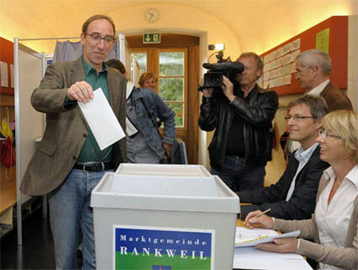 "Zufrieden" zeigte sich der Grüne Spitzenkandidat Johannes Rauch. Seine Partei habe jedenfalls an Stimmen zugelegt. Dass man das Wahlziel eines fünften Mandats verfehlt hat, ließ er beiseite.