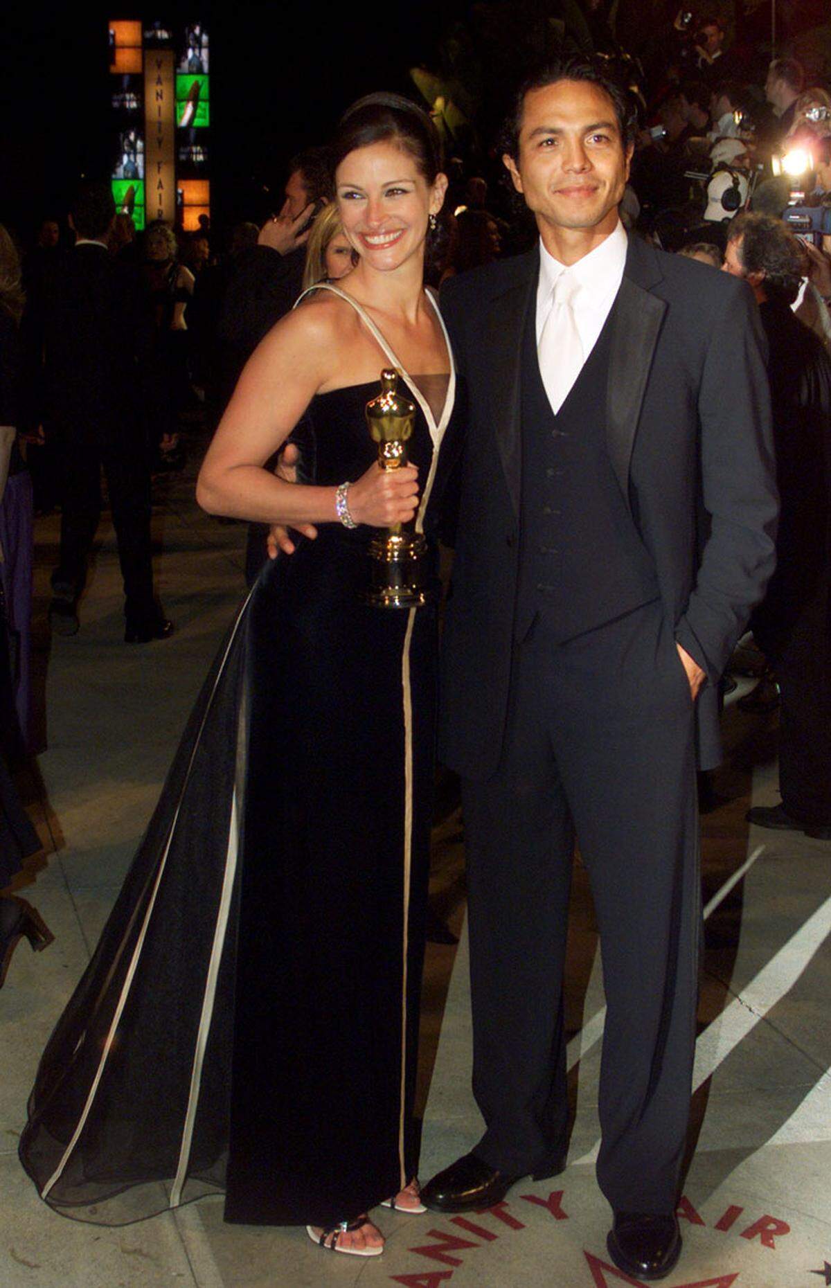 Julia Roberts entschied sich 2001 für klassisches Schwarz. In der Robe von Valentino  wurde sie als beste Hauptdarstellerin in "Erin Brockovich" gewürdigt.