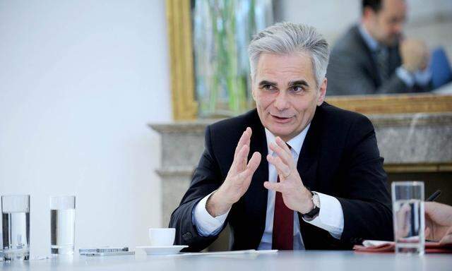 Kanzler Werner Faymann im Gespräch mit der 