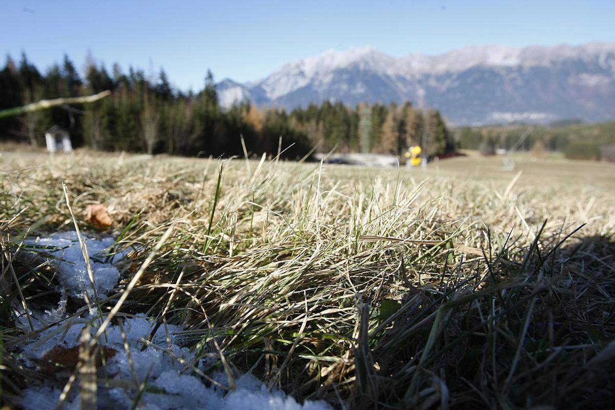 "Noch ist keine allzu große Hektik zu bemerken. Kritisch wird es erst, wenn es in Richtung Weihnachten zu geht", sagte der Sprecher der Salzburger Seilbahnen, Ferdinand Eder. "Wir sind nach wie vor zuversichtlich, dass die Skigebiete bald öffnen können."