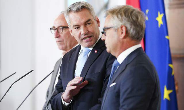 Präsentieren die Entlastung: Sozialminister Johannes Rauch, Bundeskanzler Karl Nehammer, Finanzminister Magnus Brunner.