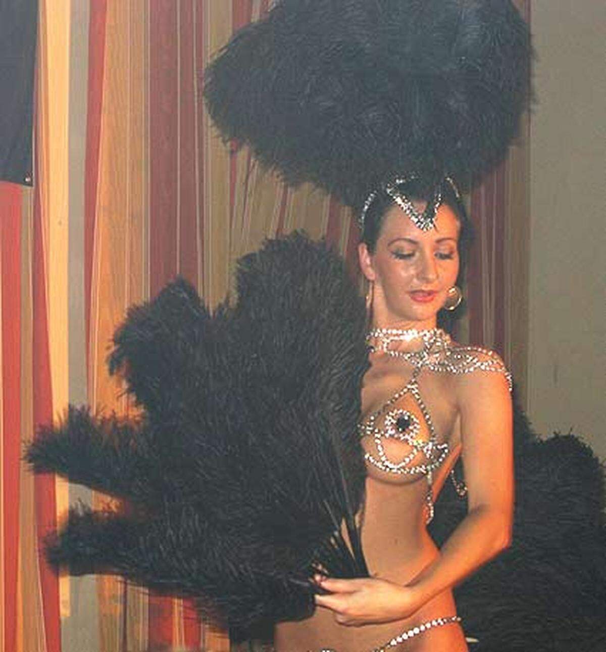 Und natürlich durfte eine Vertreterin des "New Burlesque, des humorvoll-erotischen Tanzes, nicht fehlen. Kommt doch heuer die bekannteste Vertreterin dieser Zunft, Dita von Teese, zum Wiener Opernball.
