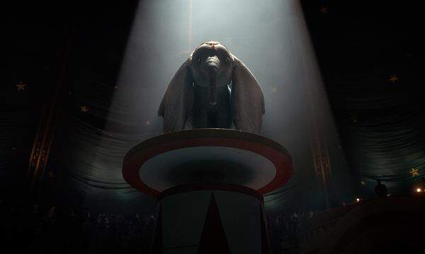 Filmstart: 4. April 2019 Der fliegende kleine Elefant mit den großen Ohren kommt neu ins Kino - wie einige andere Disney-Klassiker. Regie führt Tim Burton, bekannt für seine verspielten Horror-Märchen. Der Trailer verspricht eine rührende Geschichte.