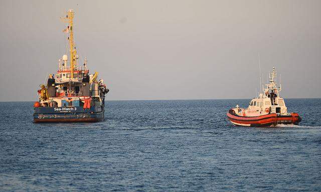 Die "Sea-Watch 3" rettete Dutzenden Menschen aus dem Meer, durfte in Italien aber zuerst nicht anlegen.