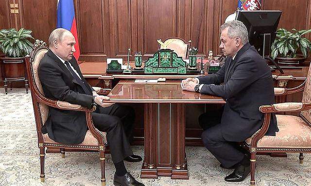 Russlands Präsident empfing seinen Verteidigungsminister Schoigu.