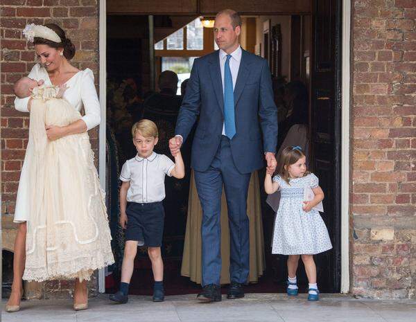 Urgroßmutter Königin Elizabeth II kam nicht zur Taufe, auch Ehemann Prinz Philip fehlte bei der Feier. Die Gründe sind jedoch nicht gesundheitlicher Natur, vielmehr hat die Königin diese Woche mehrere hochkarätige offizielle Termine.