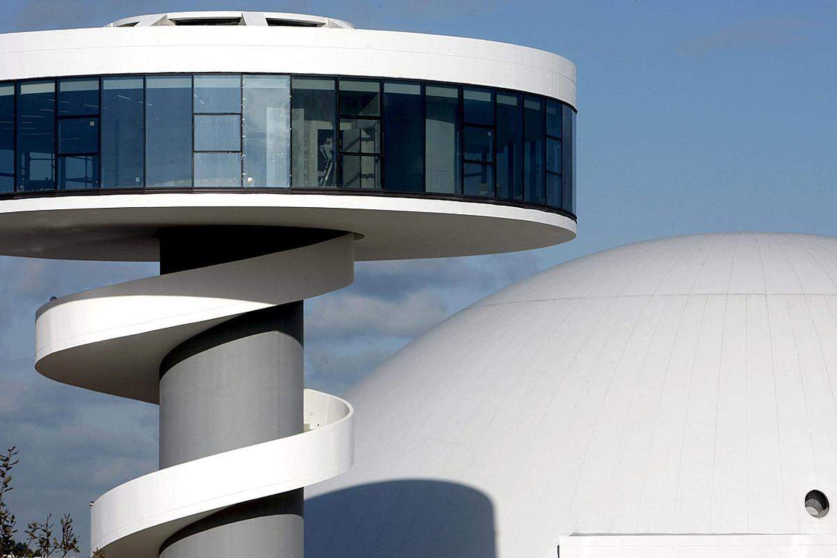 Dieses Gebäude tragt den Namen des Architekten: Das Oscar Niemeyer International Cultural Centre in Avilés, Spanien. Es wurde im März 2011 nach dreijähriger Bauzeit eröffnet.