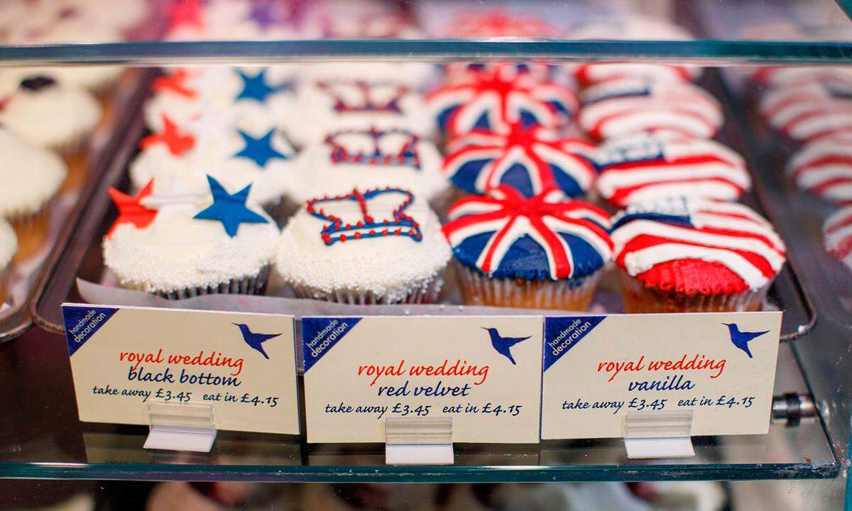 ... und in den Bäckereien. Dort kommen Londoner Einwohner und Besucher nämlich momentan in den Genuss dieser dekorativen Cupcakes – sowohl mit britischer als auch US-amerikanischer Flagge als Motiv. Denn die Braut kommt bekanntlich aus den Vereinigten Staaten.