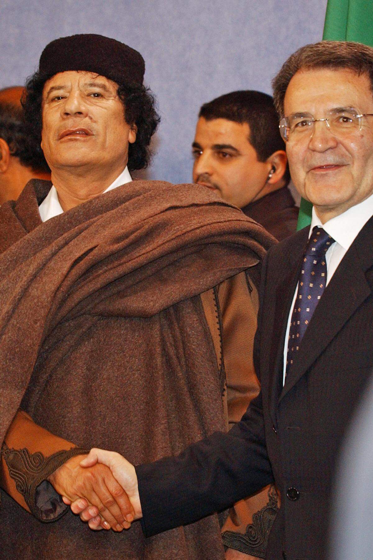 Die EU empfing den Diktator und sein Gefolge im April 2004 mit offenen Armen. Der damalige Kommissions-Präsident Romano Prodi holte den Gast sogar persönlich vom Flughafen ab - eine Ehre, die nur wenigen Besuchern zuteil wird. Gaddafi ließ in einem Brüsseler Park sein Zelt aufbauen und verkündete: "Libyen ist die Brücke nach Afrika, Libyen ist die Brücke nach Europa".