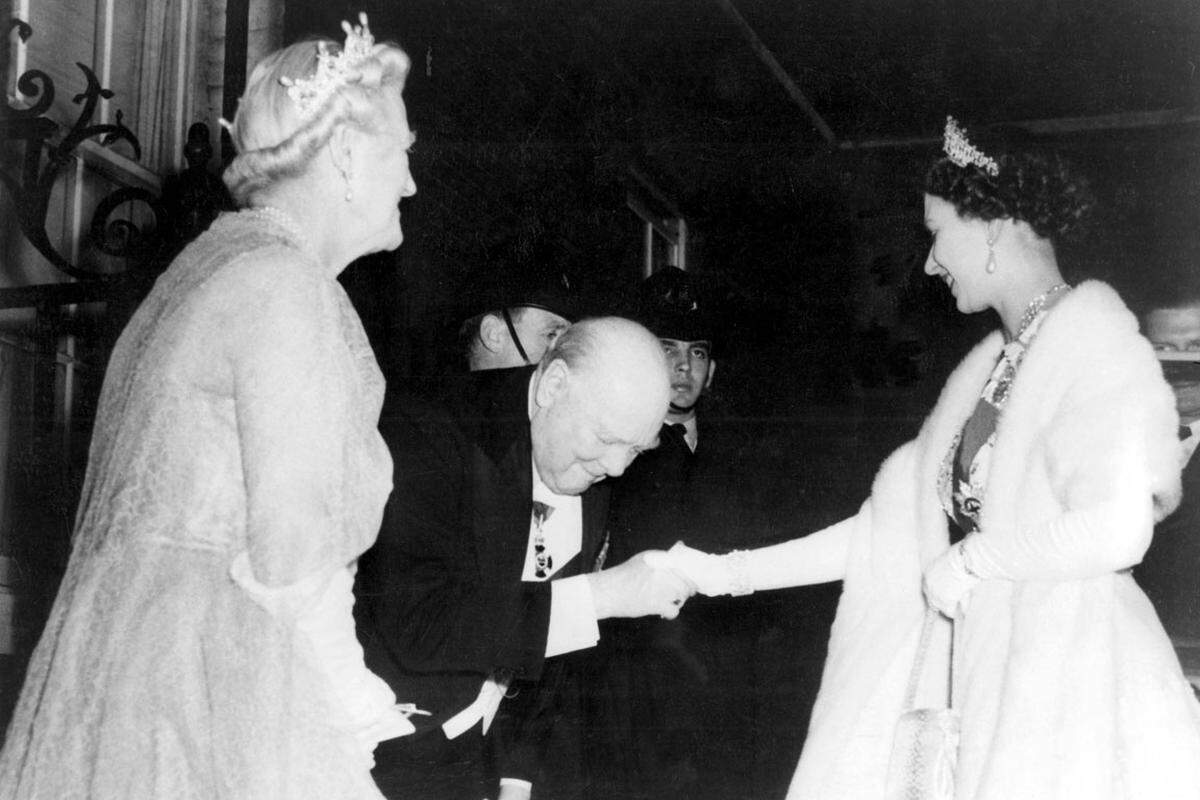 David Cameron ist der zwölfte, der allwöchentlich bei Elizabeth II. zur Audienz vorspricht. Der erste war Winston Churchill.