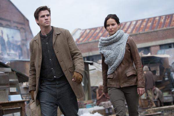 Zwischen Katniss, ihrem Jägerfreund Gale Hawthorne (Liam Hemsworth) und Bäckerjunge Peeta spannt sich ein kompliziertes Liebesdreieck auf. Vor den Kameras mimen sie und Peeta ein Paar, privat ist sie am liebsten mit Gale unterwegs. Für wen ihr Herz tatsächlich schlägt, scheint auch ihr selbst nicht ganz klar zu sein.