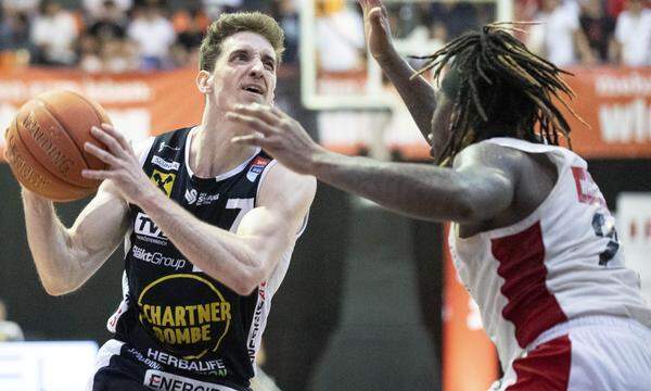 Es wird wieder geworfen: Nationalteamspieler Benedikt Güttl (l.) und die Swans Gmunden starten als Titelverteidiger in die neue Basketball-Saison. 