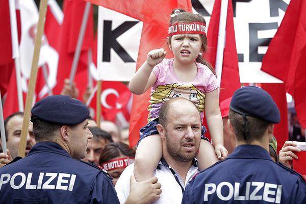 Grund für das "kurze Gerangel" war laut Polizeisprecher Roman Hahslinger eine Flasche, die aus einem Lokal in der Lasallestraße auf dem Demonstrationszug geworfen wurde.