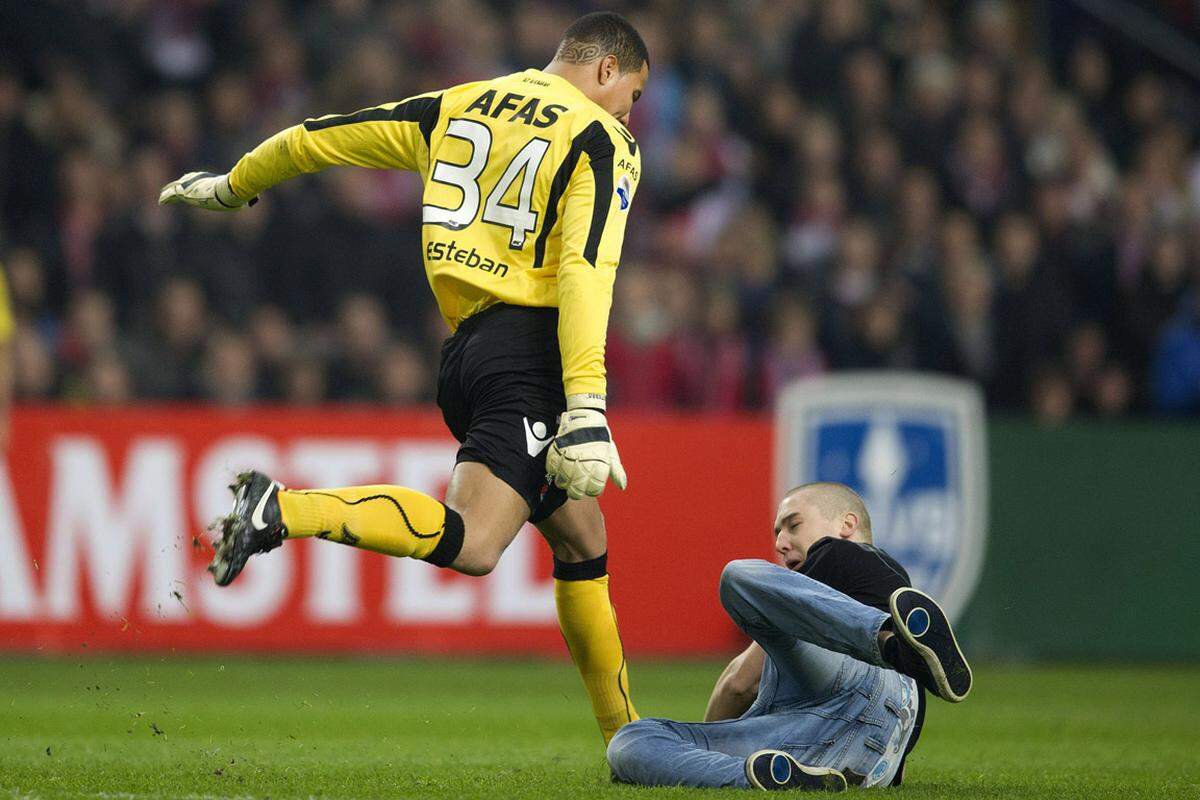 Beim niederländischen Fußballcup-Achtelfinalspiel zwischen Ajax Amsterdam und AZ Alkmaar stürmte ein Ajax-Fan aufs Spielfeld und attackierte Gäste-Torwart Esteban Alvaredo Brown. Der Goalie revanchierte sich und trat mehrmals auf den 19-Jährigen ein. Brown sah daher die Rote Karte. Aus Protest gegen den Platzverweis wies Alkmaar-Trainer Gertjan Verbeek seine Mannschaft an, das Spielfeld zu verlassen. Ajax führte zu dem Zeitpunkt mit 1:0.