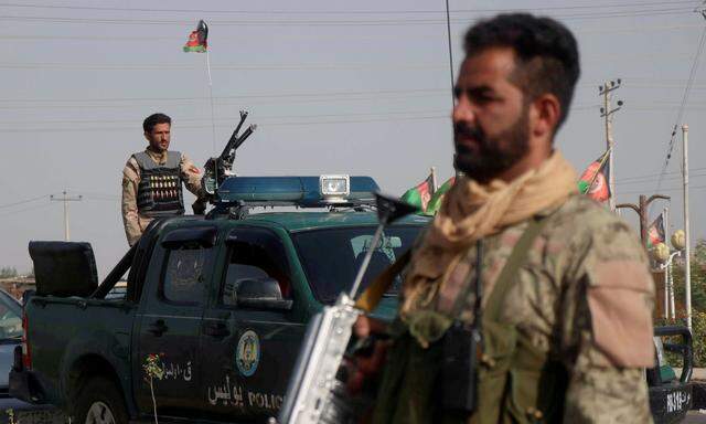 Afghanische Sicherheitskräfte am Straßenrand in Herat (Archivbild)