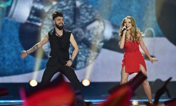 Ilinca feat. Alex Florea mit "Yodel It!" Da jodelt sich eine Truppe an die Spitze des ESC-Reigens - und sie kommt nicht aus Österreich oder der Schweiz, sondern aus Rumänien. Ilinca und Alex sehen dabei auch so gar nicht nach Jodlern aus, bringen Riesenstimmung und zwei Riesenkanonen auf die Bühne. Dazu gibt es Ethnopop, Rapeinsprengsel - und eben Gejodel. Schluss mit der Zeit, als die Mallorcahymnen aus dem Mittelmeerraum kamen! Rang 7 (282)