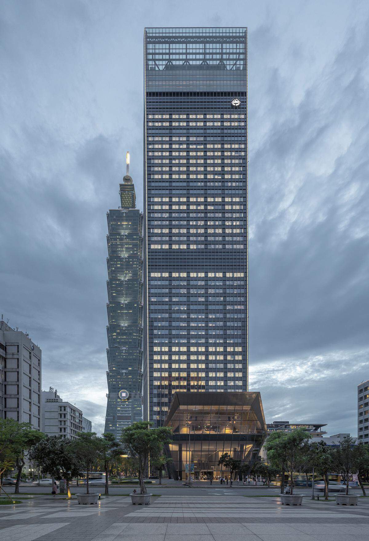 Platz 4: Nan Shan Plaza, Taipeh Der zweithöchste Büroturm in der Hauptstadt Taiwans wurde von Misubishi Jisho Sekkei und Archasia Design Group gestaltet. An den Turm grenzt eine multifunktionale Kulturhalle. Photovoltaik, Dach- und Geländebegrünung sowie Wasserrecycling tragen zur Nachhaltigkeit des Wolkenkratzers bei. 