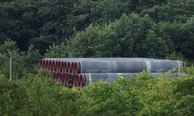 Archivbild: Rohre für den Bau der Pipeline Nord Stream 2 lagern auf der deutschen Insel Rügen. 