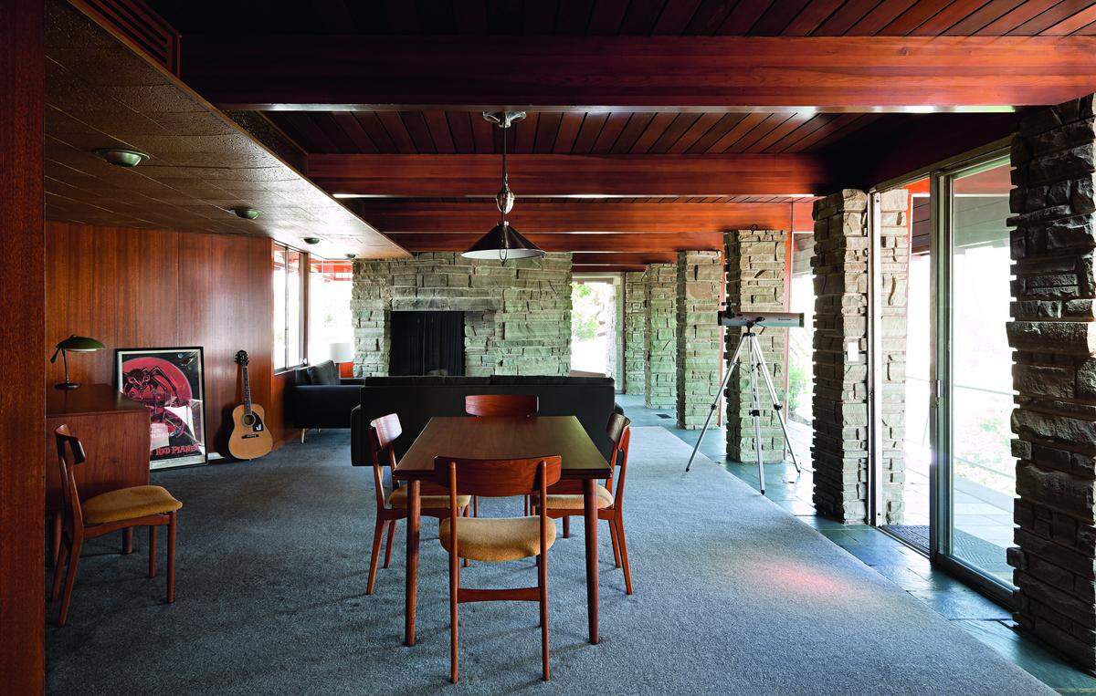 Das Gästehaus von John Lautner wurde dem Anwesen im Jahr 1961 hinzugefügt. Typisch für diese Zeit sind die Holzverkleidungen und die Natursteinarbeiten am Kamin und an den Säulen vor der Fensterfront.