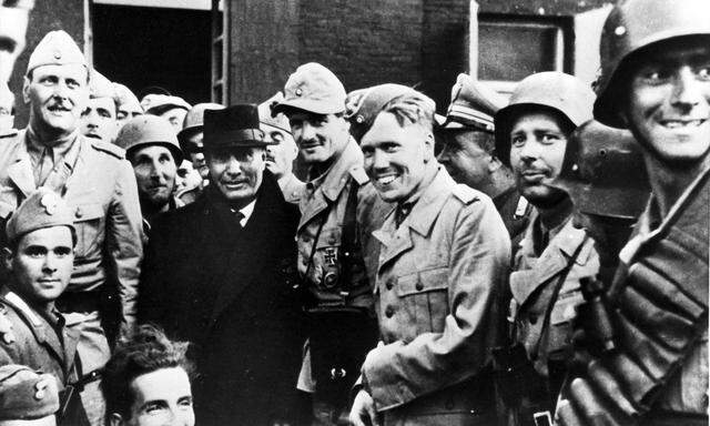 Benito Mussolini und seine Befreier. Links neben ihm ist Otto Skorzeny zu sehen.